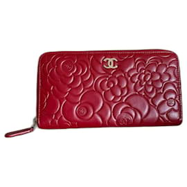 Chanel-Langer Chanel Reißverschluss Geldbörse aus gestepptem rotem Leder mit Kamelienmuster.-Rot