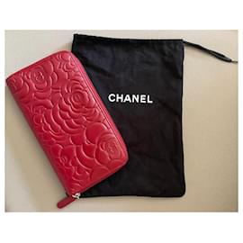 Chanel-Carteira Chanel longa com zíper em couro vermelho acolchoado camélia.-Vermelho