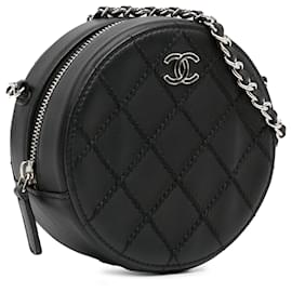 Chanel-Bolsa redonda Chanel preta acolchoada em pele de cordeiro com ponto final e corrente-Preto