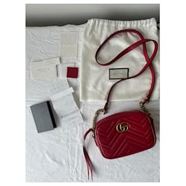Gucci-GG Marmont matelassé Mini-Tasche-Rot