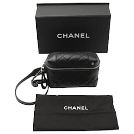 Chanel-Chanel Street Allure gesteppte Gürteltasche aus schwarzem Leder-Schwarz