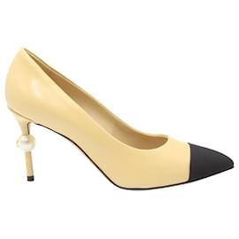 Chanel-Chanel-Pumps mit Kunstperlen und zweifarbiger Spitze aus beigefarbenem Leder-Braun,Beige