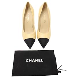 Chanel-Décolleté a punta bicolore Chanel con perle finte in pelle beige-Marrone,Beige