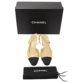 Chanel-Zapatos de tacón con tira trasera y puntera abierta de Chanel en cuero beige-Castaño,Beige