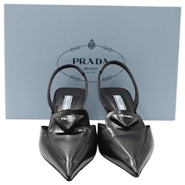 Prada-Zapatos de tacón con tira trasera cepillada de Prada en cuero negro-Negro