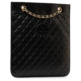 Chanel-Bolsa Chanel preta acolchoada em pele de cordeiro com corrente plana-Preto