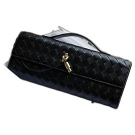 Bottega Veneta Bottega, gehen wir mit einer langen schwarzen Clutch mit Griffen. Schwarz
