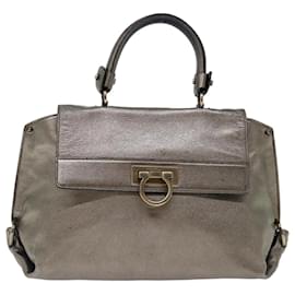 Salvatore Ferragamo-Salvatore Ferragamo Gancini Sofia Bolsa Couro Prata Auth 70362-Prata