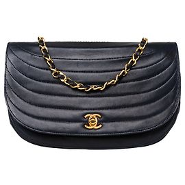 Pele de cordeiro acolchoada Chanel 24Bolsa Meia Lua K Dourada com Aba Única Azul
