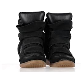 Isabel Marant-Diese Sneakers verfügen über ein vielseitiges Obermaterial aus schwarzem Wildleder und ein einzigartiges Keilabsatzdesign, das Ihrer Freizeitschuhkollektion einen Hauch von Eleganz verleiht.-Schwarz