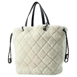 Chanel-Bolso tote Coco Neige de piel de oveja blanca de Chanel-Negro,Blanco