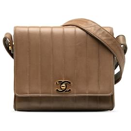 Chanel-Chanel CC Bolsa com aba de couro com colcha vertical Bolsa crossbody de couro em bom estado-Outro