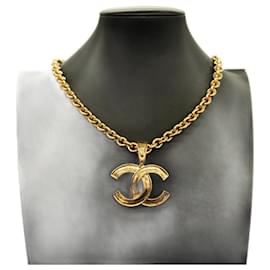 Chanel-Chanel-Dourado