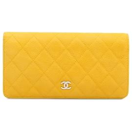 Chanel-Chanel Gelbe CC gesteppte lange Kaviar-Geldbörse-Gelb