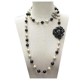 Chanel-CHANEL NECKLACE CAMELIA AND PEARLS NECKLACE 120 CM IN SILVER METAL NECKLACE-Silvery
