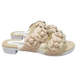 Chanel-Chanel Beige Leder Camellia Mule Sandalen Flip Flops-Beige