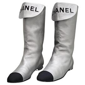 Chanel-Chanel Silberne Stiefel bis zur Mitte der Wade-Silber