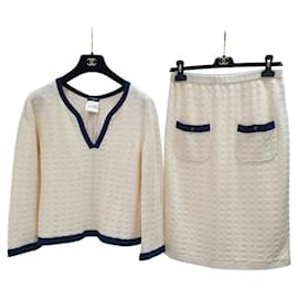 Chanel-Conjunto de falda y chaqueta de algodón con ribete de CHANEL.-Beige