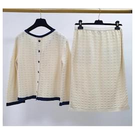 Chanel-Ensemble tailleur cardigan jupe en coton CHANEL avec bordure.-Beige