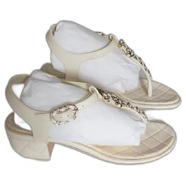 Chanel-sandalias slingbacks de Chanel-Blanco