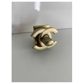 Chanel-Fecho original da Chanel CC (saco clássico) em bijuteria dourada.-Gold hardware