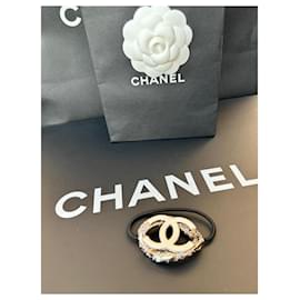 Chanel-CHANEL GIOIELLI PER CAPELLI ELASTICI, CC A FORMA DI BOUCLÉ.-Bianco sporco