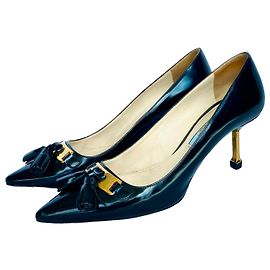 Escarpins Prada en cuir verni noir avec pompon et talon doré Noir