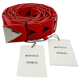 Bottega Veneta Cinturón de piel roja con esmalte de uñas y hebilla plateada Roja