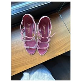Chanel-Sandalen aus Velours- und Lackleder in blassrosa.-Pink