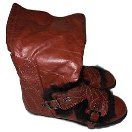 Botas Chanel Castanhas de Pele Falsa Marrom