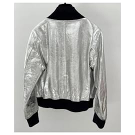Chanel-Jaqueta de couro metálico com logotipo CC por 11 mil dólares.-Prata