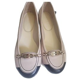 Sapatilhas Chanel bicolores em couro bege Bege