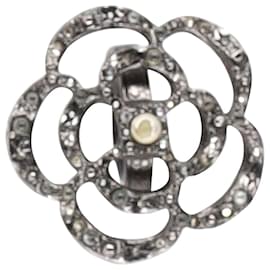 Chanel-Anillo de cóctel Chanel con perlas artificiales y camelia en metal plateado-Plata,Metálico