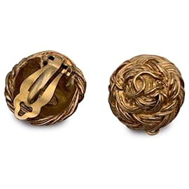 Chanel-VINTAGE 1990Clipe de logotipo CC de metal dourado em brincos redondos-Dourado
