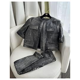 Chanel-Conjunto de jaqueta e calças de couro cinza por 12 mil dólares.-Cinza