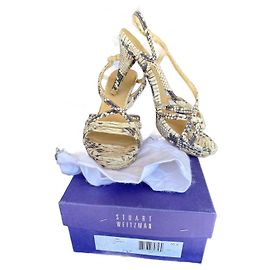 Sandálias de criação Stuart Weitzman em estilo de píton. Impressão em python