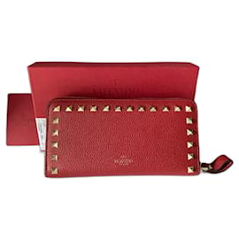 Valentino Garavani-Beautiful and very chic Valentino Garavani Rockstud zip-around wallet in red grained calfskin leather-Red