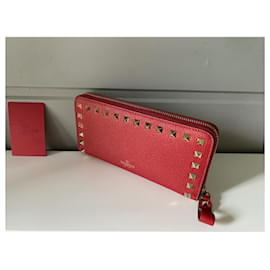 Valentino Garavani-Beautiful and very chic Valentino Garavani Rockstud zip-around wallet in red grained calfskin leather-Red