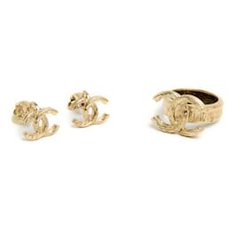 Chanel-Conjunto Chanel de pendientes con clips dorados con CC y anillo TDD52 US6.-Dorado