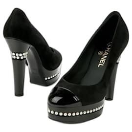 Chanel-Zapatos de tacón de gamuza negra de Chanel con perlas falsas y puntera de charol.-Negro,Blanco
