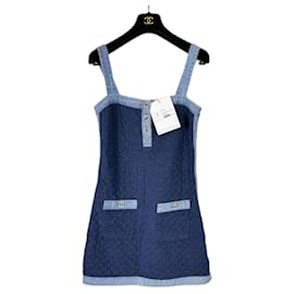 Chanel-Nuovo vestito trapuntato con bottoni CC-Blu