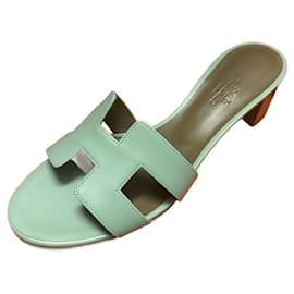 Hermès-Sandálias Hermes Oasis com salto emblemático da Maison em vitelo verde-água 37,5-Verde claro