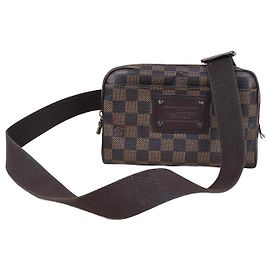 Louis Vuitton Riñonera Brooklyn Castaño