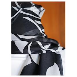 Dolce & Gabbana-Foulard Negro con Flores-Black