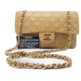 Chanel-Bolsa Chanel Timeless média de 23 cm com dupla aba em couro de cordeiro acolchoado bege.-Bege
