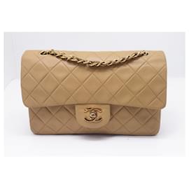 Chanel-Bolso Chanel Timeless mediano de 23 cm con doble solapa en cuero de cordero acolchado beige.-Beige