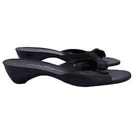 Salvatore Ferragamo-Chanclas con lazo Salvatore Ferragamo en cuero negro-Negro