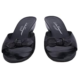 Salvatore Ferragamo-Salvatore Ferragamo Bow Slides aus schwarzem Leder-Schwarz