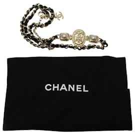 Chanel-Cinturón de cadena con medallones y perlas Chanel en metal dorado-Dorado