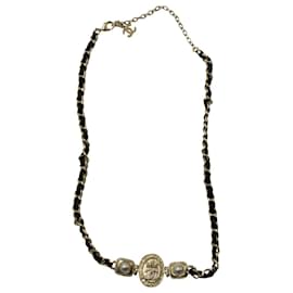 Chanel-Cinto Chanel com corrente pérola e medalhão em metal dourado-Dourado